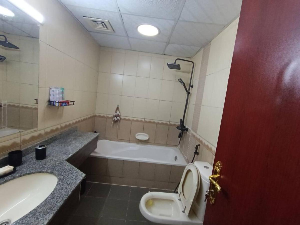 شقة كبيرة وفخمة Large And Luxury Two Bedroom Ajman Exterior foto