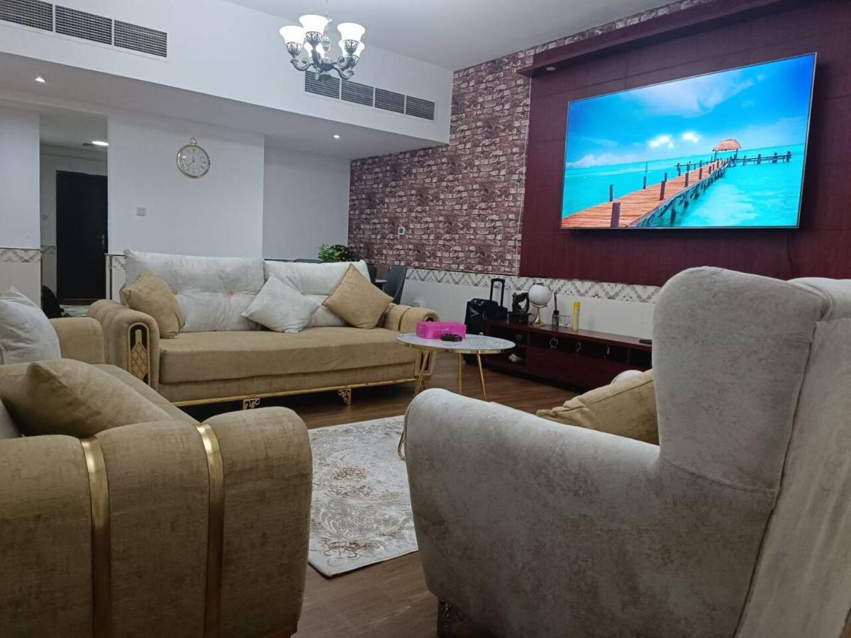 شقة كبيرة وفخمة Large And Luxury Two Bedroom Ajman Exterior foto