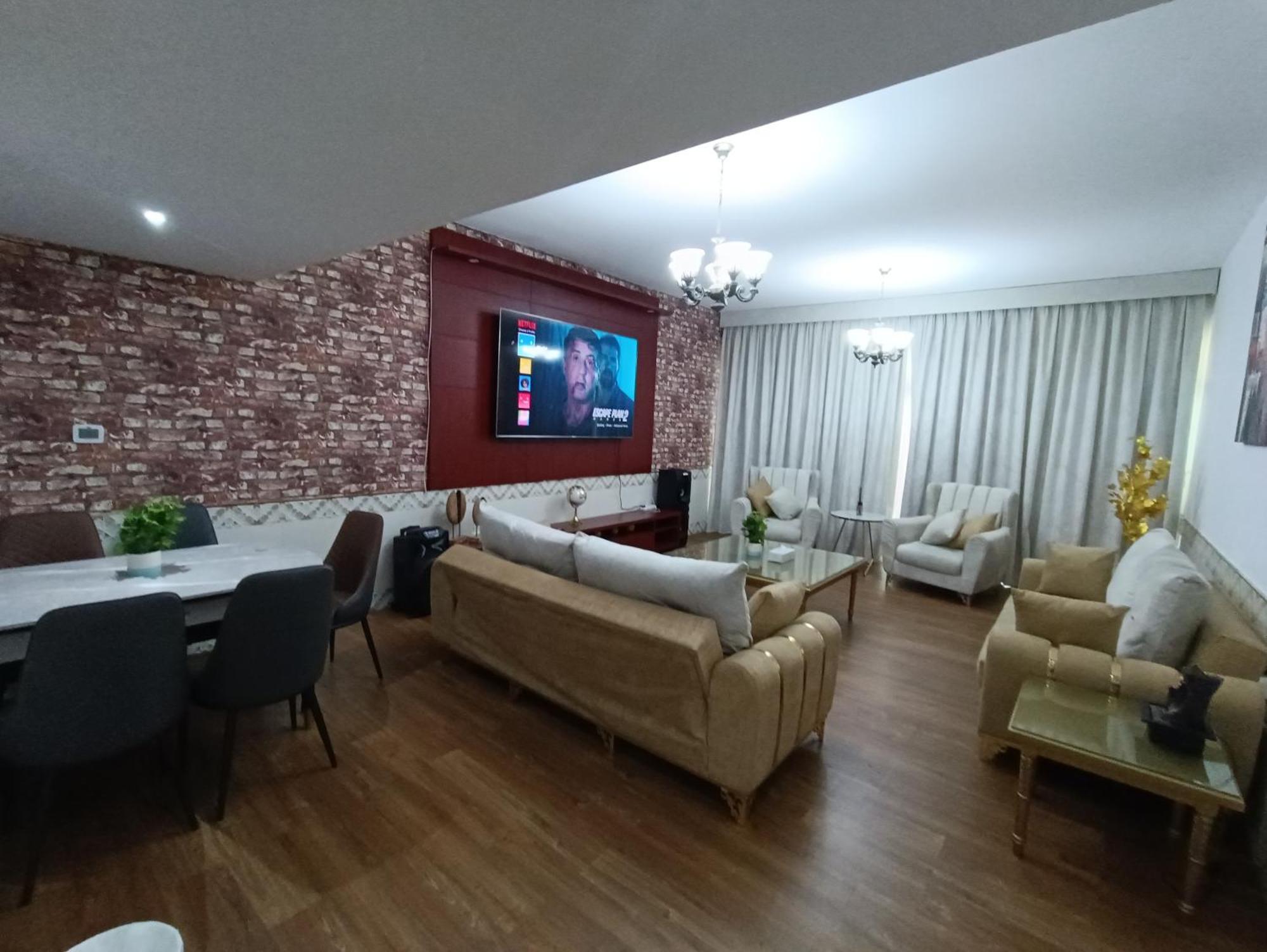 شقة كبيرة وفخمة Large And Luxury Two Bedroom Ajman Exterior foto