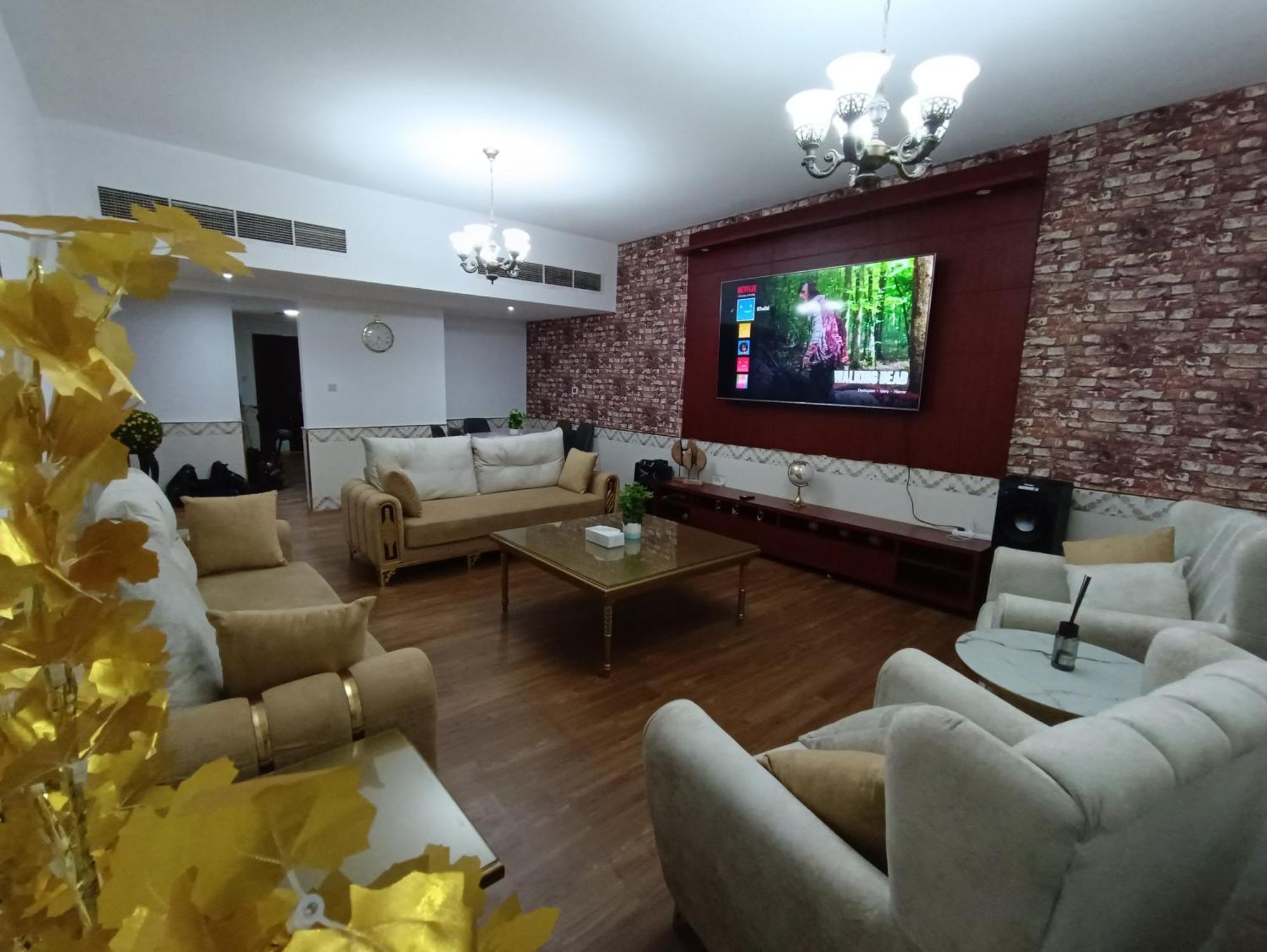 شقة كبيرة وفخمة Large And Luxury Two Bedroom Ajman Exterior foto