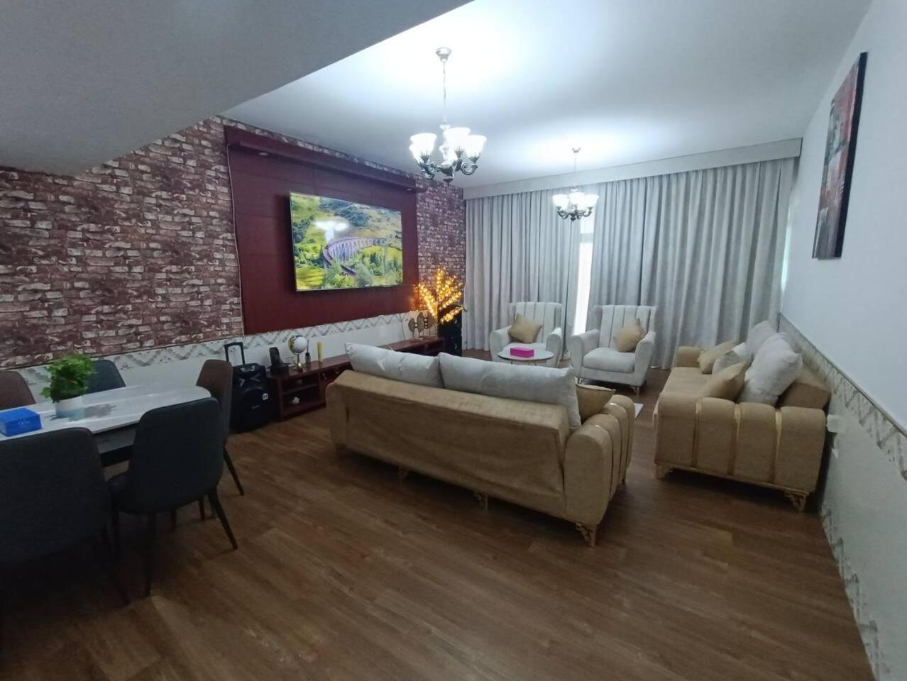 شقة كبيرة وفخمة Large And Luxury Two Bedroom Ajman Exterior foto