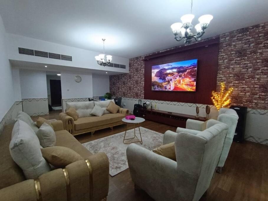 شقة كبيرة وفخمة Large And Luxury Two Bedroom Ajman Exterior foto