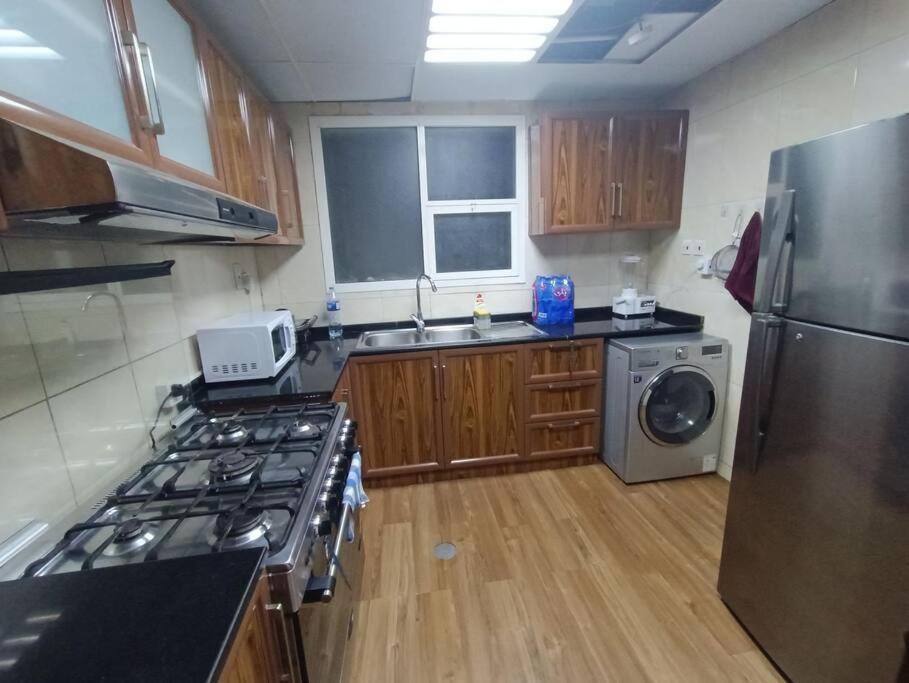 شقة كبيرة وفخمة Large And Luxury Two Bedroom Ajman Exterior foto