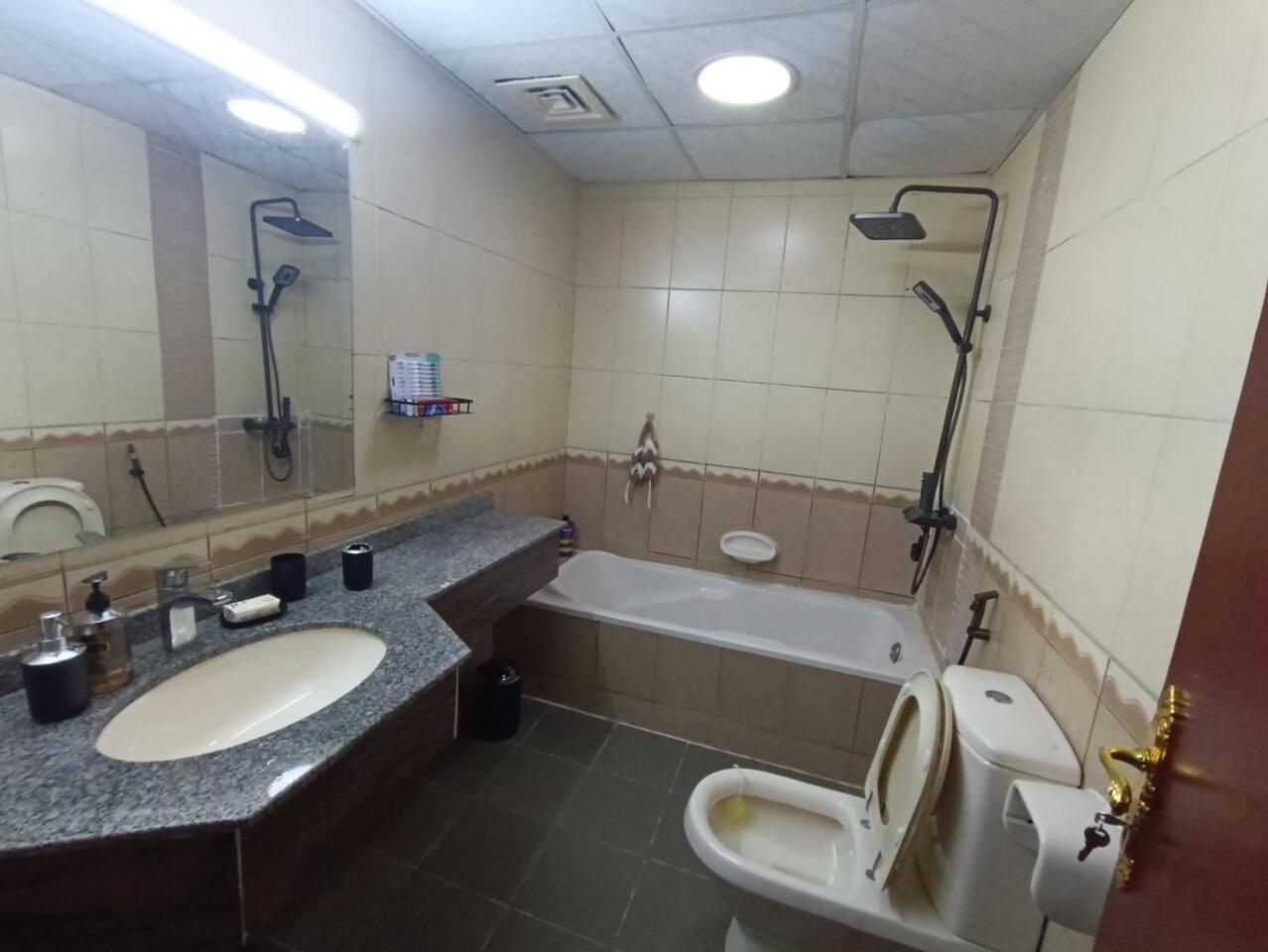 شقة كبيرة وفخمة Large And Luxury Two Bedroom Ajman Exterior foto